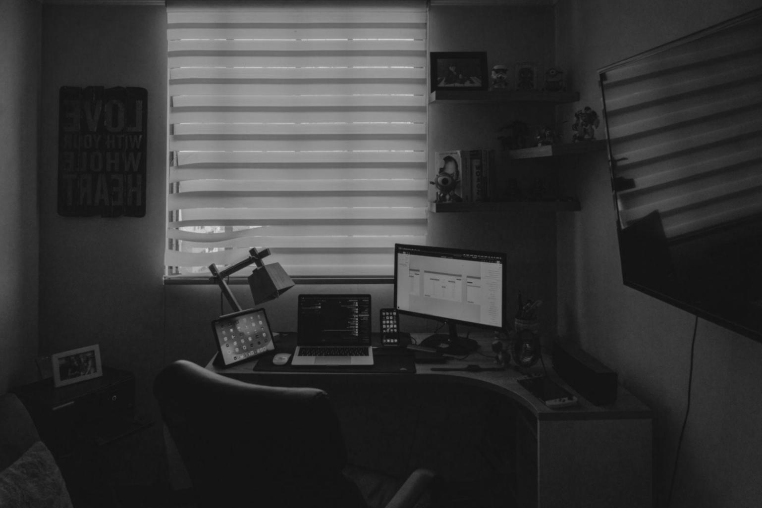 Advanced trading education workspace showing multiple monitors with financial charts and analysis tools